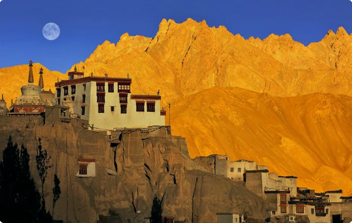 Mosteiro Lamayuru em Ladakh ao pôr do sol