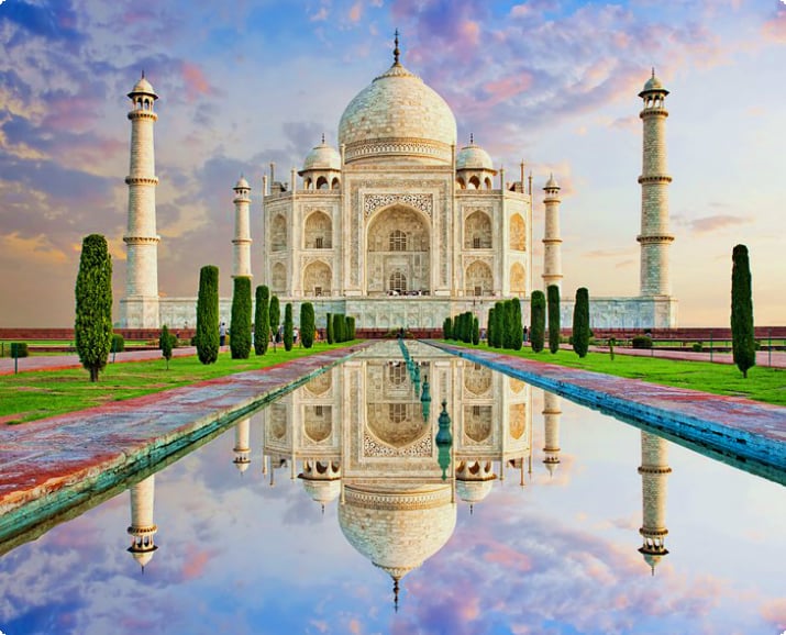 Taj Mahal auringonlaskun aikaan
