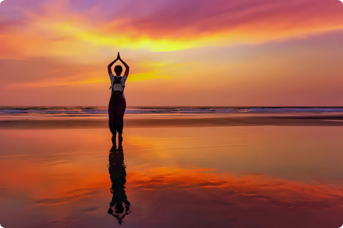 Йога на закате на пляже Арамболь
