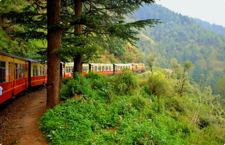 Färgglada tåg nära Shimla
