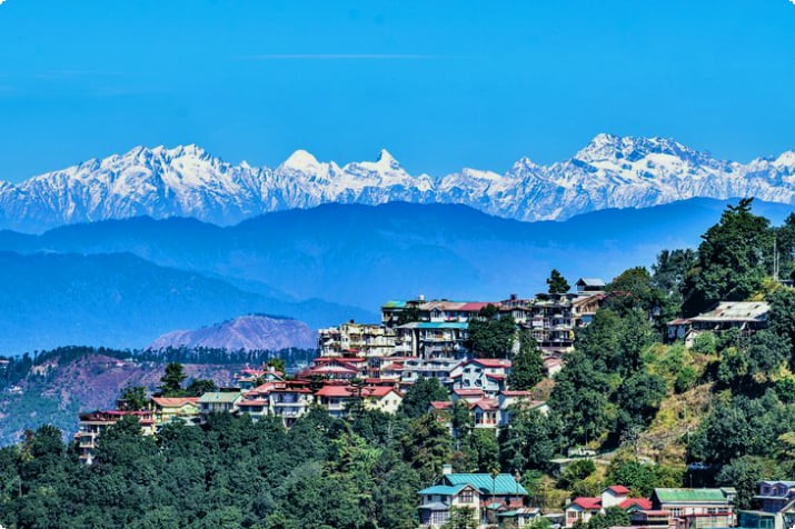 Вид на Шимлу и Гималаи вдалеке