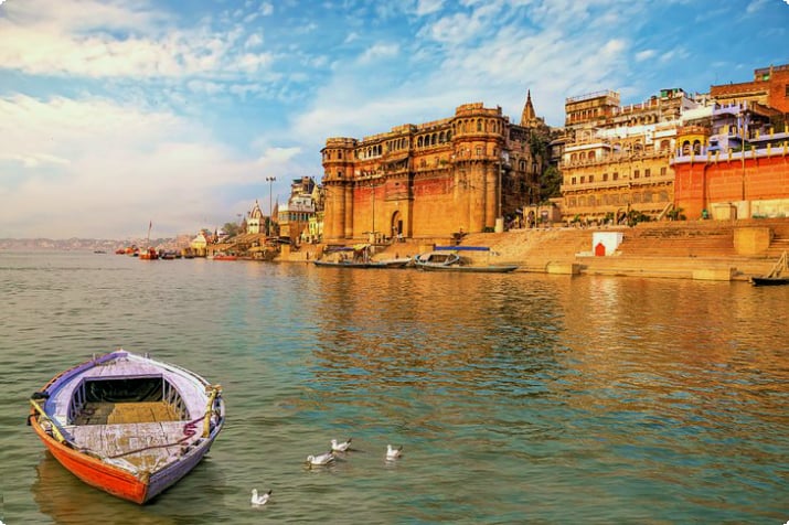 Die Stadt Varanasi am Ufer des Flusses Ganges