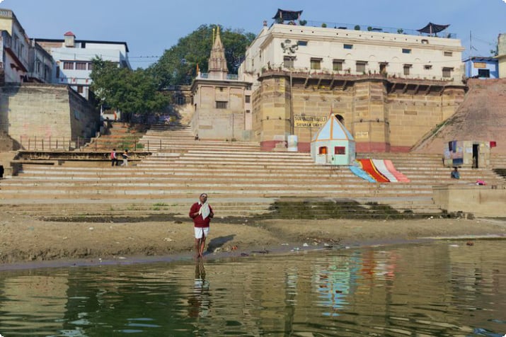 Мужчина молится перед Шивала-гхатом