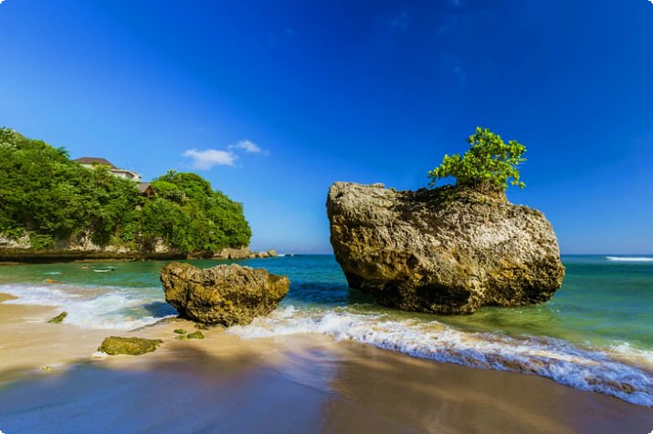 Эродированные скалы на пляже Паданг-Паданг