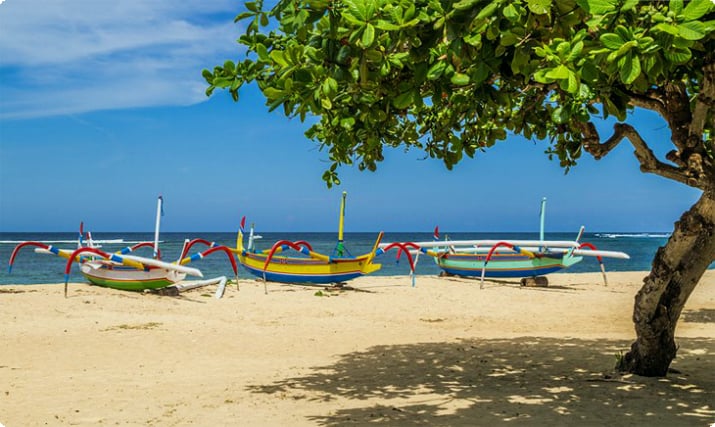 Разноцветные лодки на пляже Санур