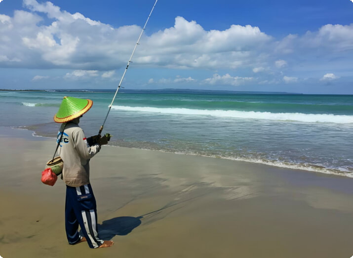 Рыбак на пляже Куты