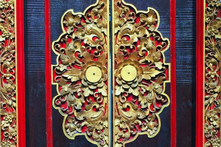 Роскошная резная дверь в Королевском дворце Пури Сарен в Убуде