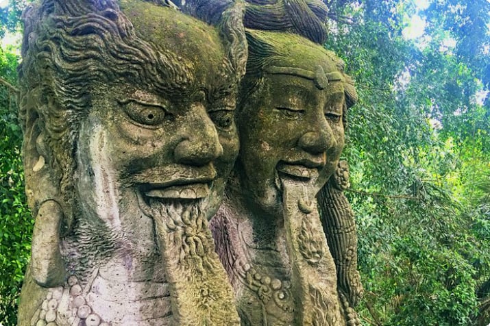 Вырезанные божества в Обезьяньем лесу Убуда