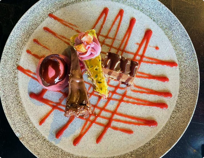 Sweet Symphony: блюдо из сырых веганских десертов в ресторане Moksa