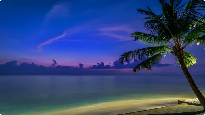 ロンボク島の夕暮れ時のマンシット ビーチ