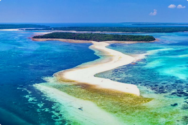 Moluccas, Endonezya'daki Ngurtafur Plajı'nın (Yılan Plajı) havadan görünümü