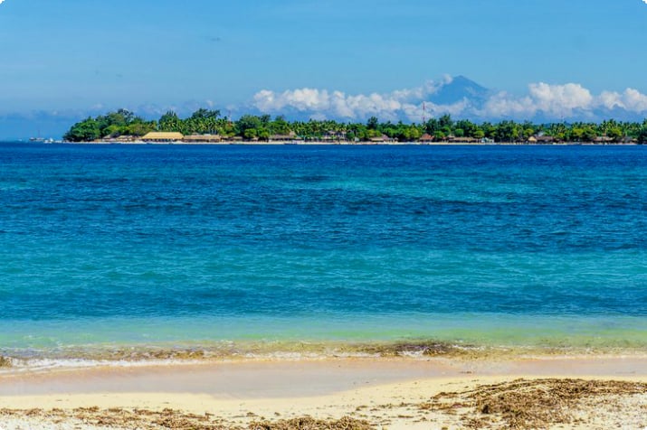 Sire Beach på Lombok med berget Rinjani i fjärran