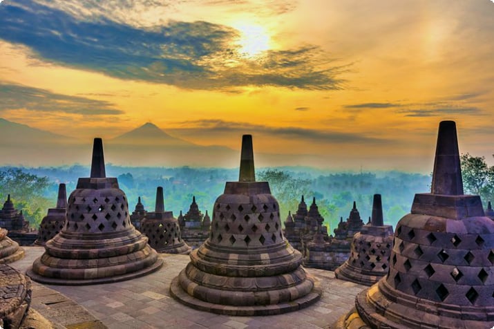 Wschód słońca w świątyni Candi Borobudur
