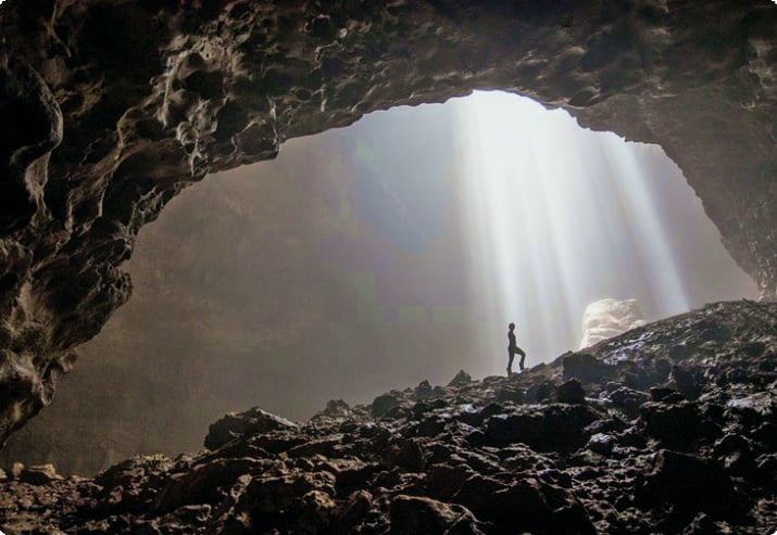 Путешественник в пещере Джомбланг, Джокьякарта