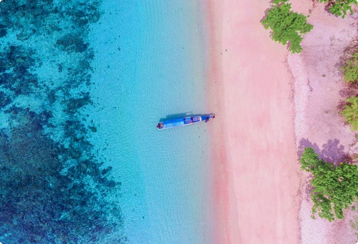 Аэрофотоснимок Розового пляжа на острове Комодо