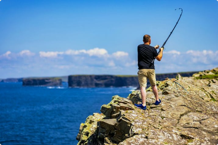 Рыбалка со скал на маяке Луп-Хед, графство Клэр, Ирландия