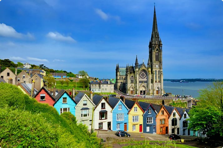 Case colorate di fronte alla Cattedrale di St. Colman a Cobh