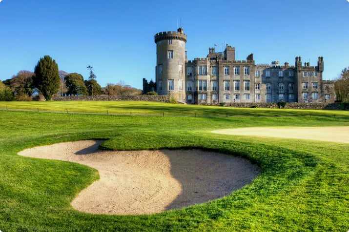Замок Дромоленд и поле для гольфа в графстве Клэр, Ирландия