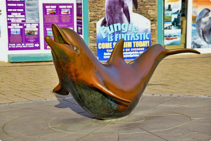 Статуя дельфина Гриба в Дингле