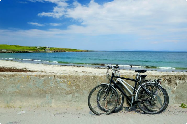 Dos bicicletas cerca de una playa de arena en la isla Inishmore, islas Aran