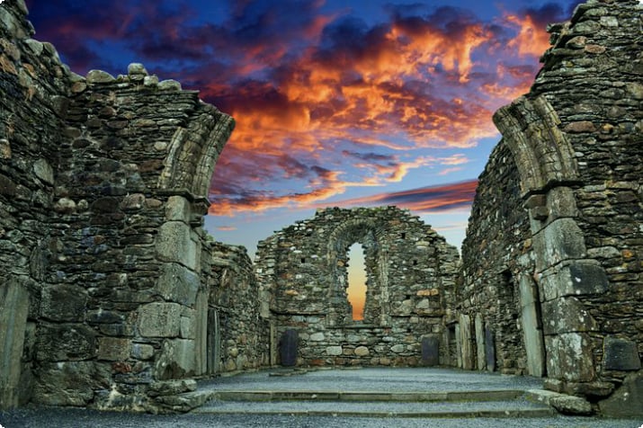 Kyrkogård i Glendalough vid solnedgången