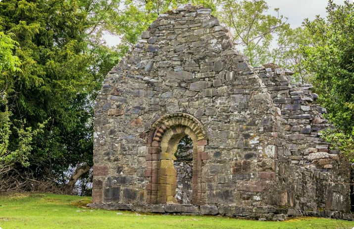 Руины монастыря Иннисфаллен на острове Иннисфаллен
