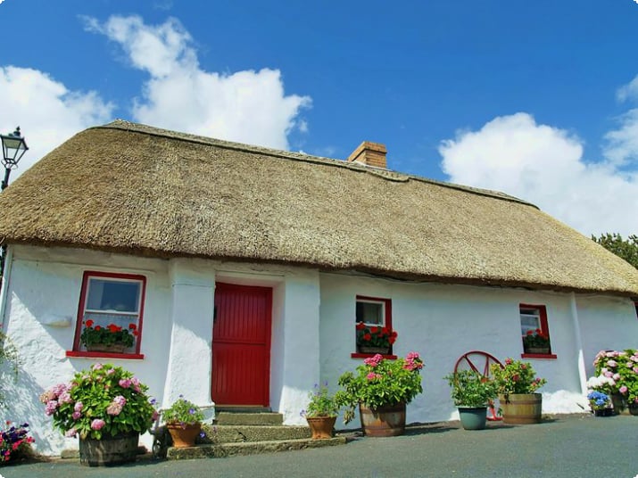 Традиционный ирландский коттедж с соломенной крышей, графство Уотерфорд