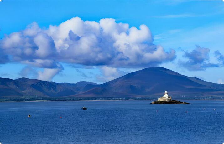 Fenit Lighthouse con le montagne della penisola di Dingle