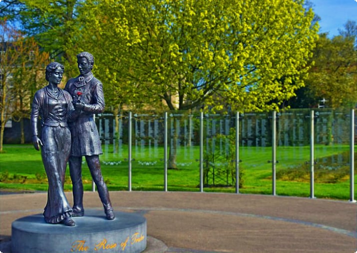 La estatua de la rosa de Tralee, parque de la ciudad de Tralee