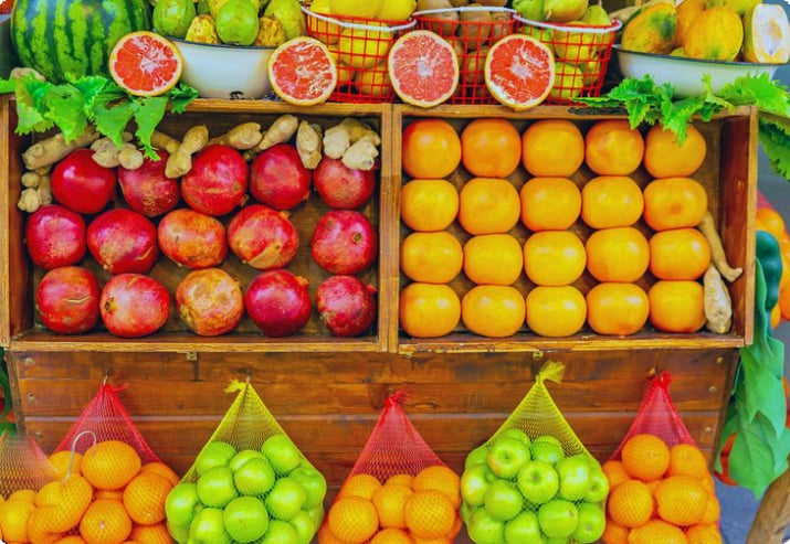 Свежие фрукты для продажи на рынке Кармель
