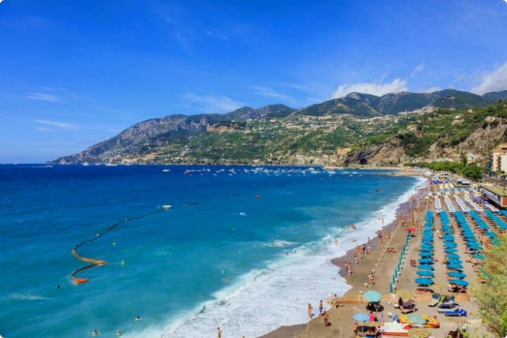 Plaża Maiori na wybrzeżu Amalfi