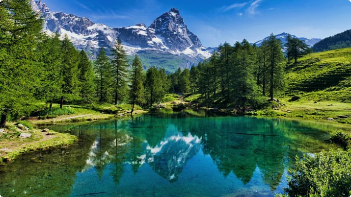 De Matterhorn weerspiegeld in Lago Blu