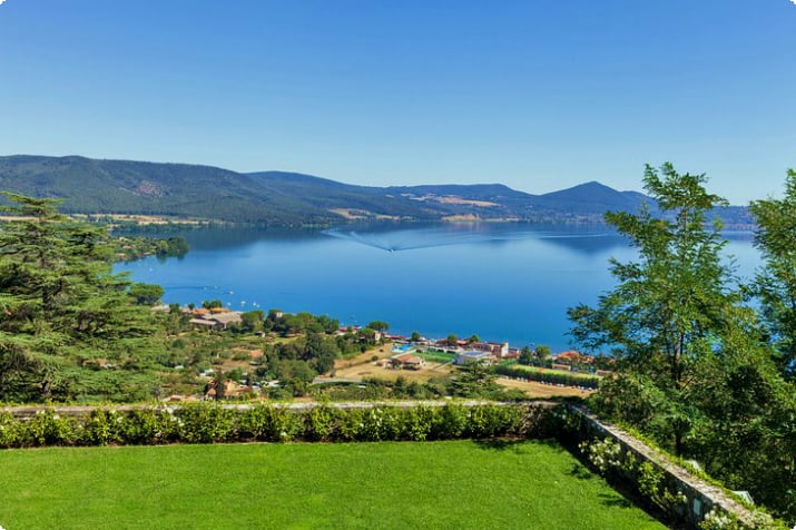 Panoramisch uitzicht op het meer van Bracciano