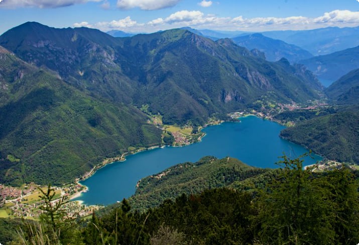 Vista aérea del lago Ledro