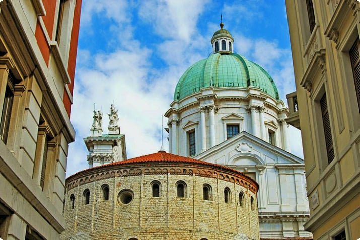 Brescia'daki Katedral Meydanı Çevresindeki Çatılar