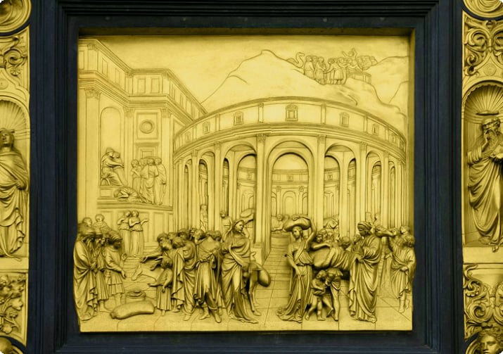 Battistero di San Giovanni (Baptistero of St. }  </p><p> Fra enhver vinkel, indefra eller udefra, er det ottekantede dåbskapellet fra det 12. århundrede et fuldendt kunstværk. Dens marmorfacade, dens indviklede mosaikker og kunstværkerne, den har, fortjener alle en plads højt på din liste. </p><p> Men de storslåede bronzepaneler, som Ghiberti skabte til dørene ud mod katedralen, overtrumfer dem alle. Ingen steder er bronze blevet bearbejdet med et så udsøgt udtryk som i disse <strong> Paradiseporte </strong>. Besøg <strong> Museo dell'Opera del Duomo </strong>, katedralens museum, for at se nærmere og se nogle af de skatte, der er blevet lavet til dåbskapellet. </p><p>   </p><h2> 3. Se Firenze fra Piazzale Michelangiolo </h2><figure class=