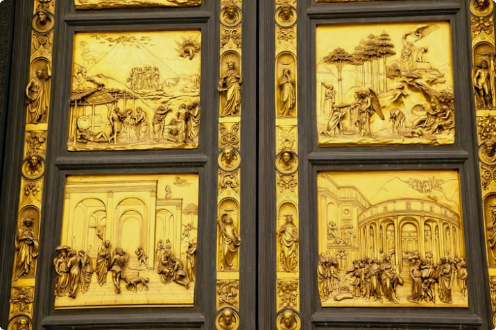 Primer plano de las impresionantes puertas de bronce del Duomo