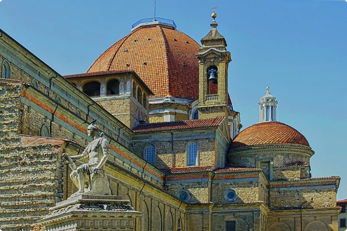 San Lorenzon ja Michelangelon Medici-haudat