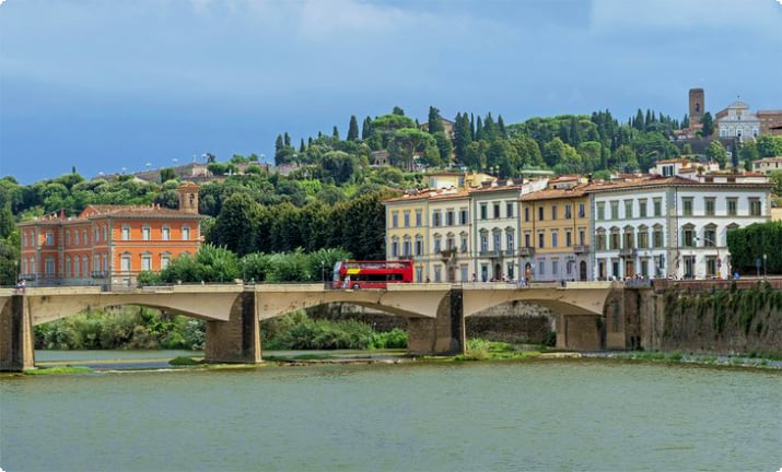 Экскурсионный автобус, пересекающий реку Арно во Флоренции