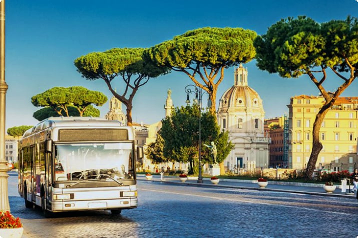 Экскурсионный автобус в Риме