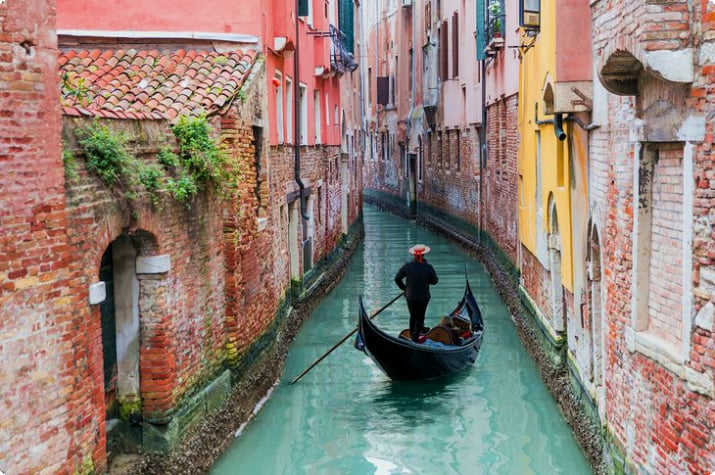 Гондольер на канале в Венеции