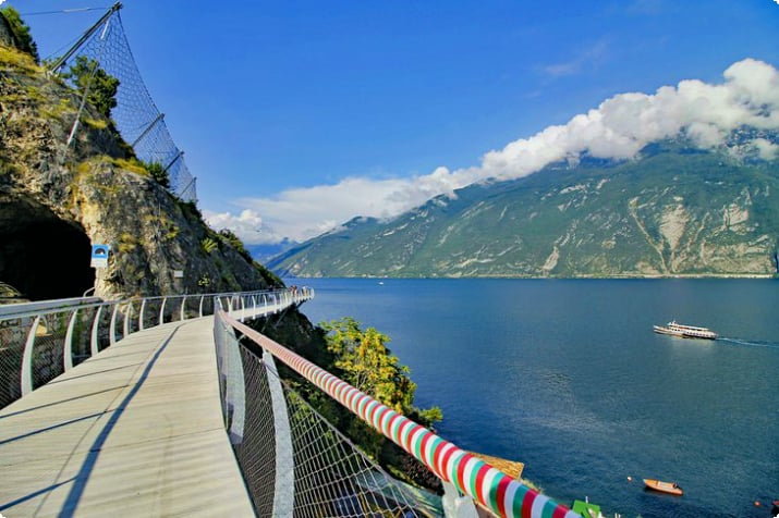 Caminho para bicicleta ao longo do Lago Garda