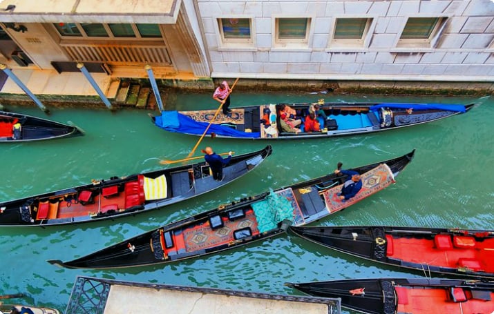 Вид с воздуха на гондолы в Венеции