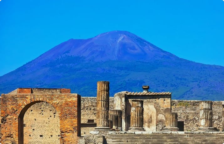 Vezüv Yanardağı ve Pompei antik kentinin kalıntıları