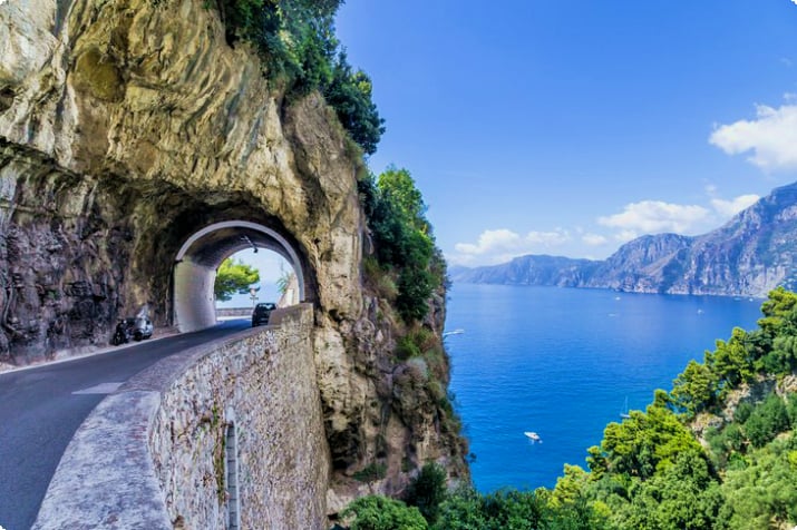 Amalfi Sahili boyunca uçurum kenarı yolu