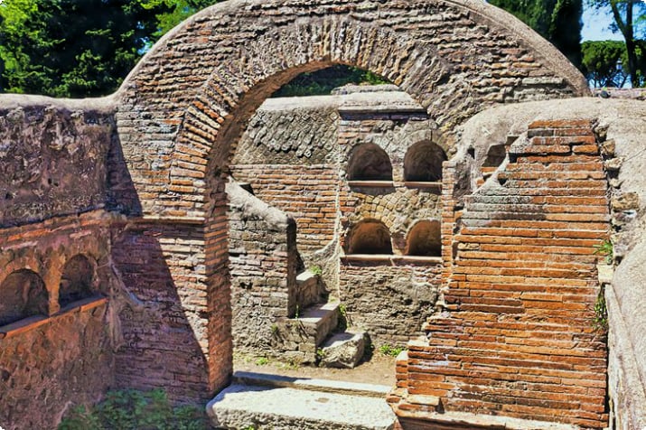 Ruinas de una tumba romana en Ostia