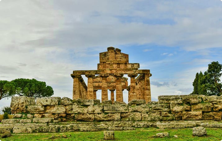 Развалины храма за стеной в Пестуме