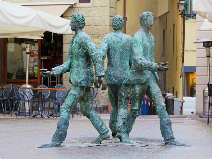 Бронзовая скульптура на площади Пьяцца делла Сала