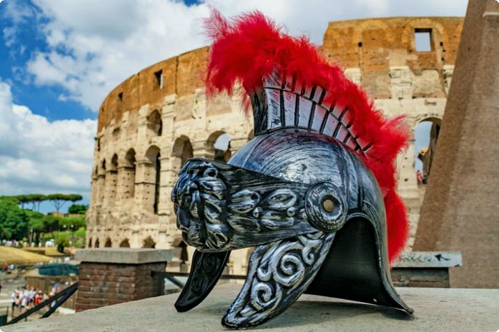Capacete do gladiador fora do Coliseu