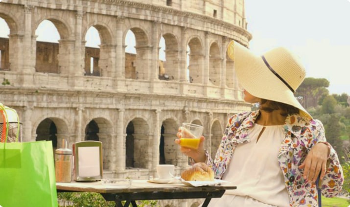 Desfrutando do café da manhã com uma vista incrível do Coliseu
